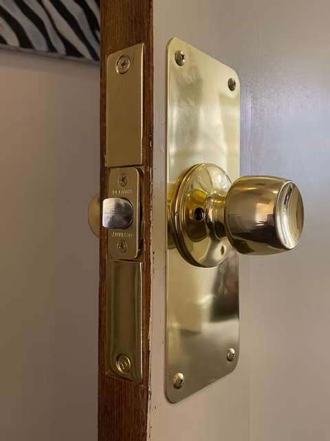Modernization kit and doorknob lock