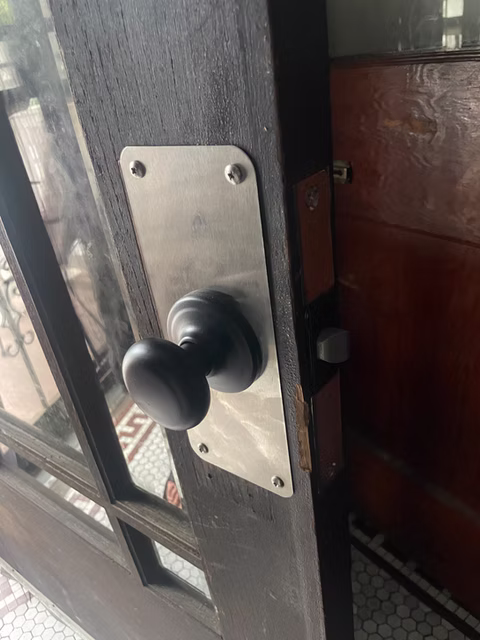 Modernization kit with doorknob lock